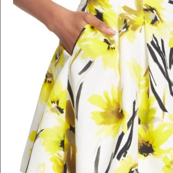 Alice + Olivia Connor' Floral Print Miniskirt. Size 2 - Picture 10 of 10